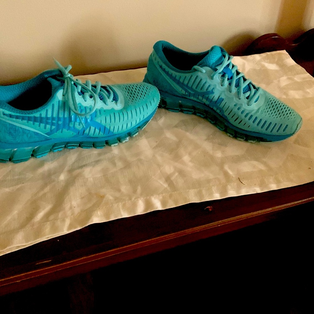 ASICS tennis shoes Size 10. Aqua/teal color. ASICS Ahar Gel.